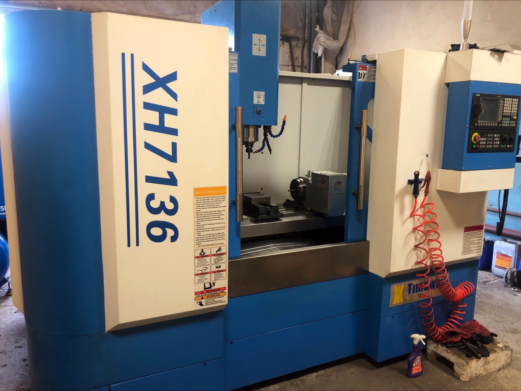 Вертикально-фрезерный обрабатывающий центр «XH-7136» с системой ЧПУ «Siemens 808D Advanced M v.16» (4 оси).jpg